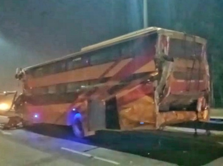 लड़की से बातें करने में ध्यान भटकने से बस भिंड़ गई ट्राले से