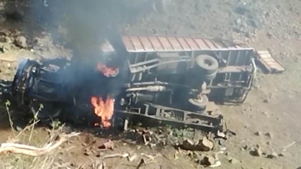 mandla, Truck caught fire ,ditch
