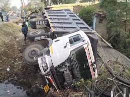 khandwa,  overloaded dumper ,entered the house