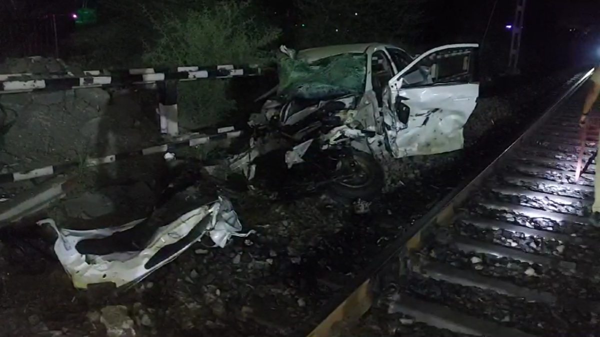 anuppur, Car breaks railway ,one dead