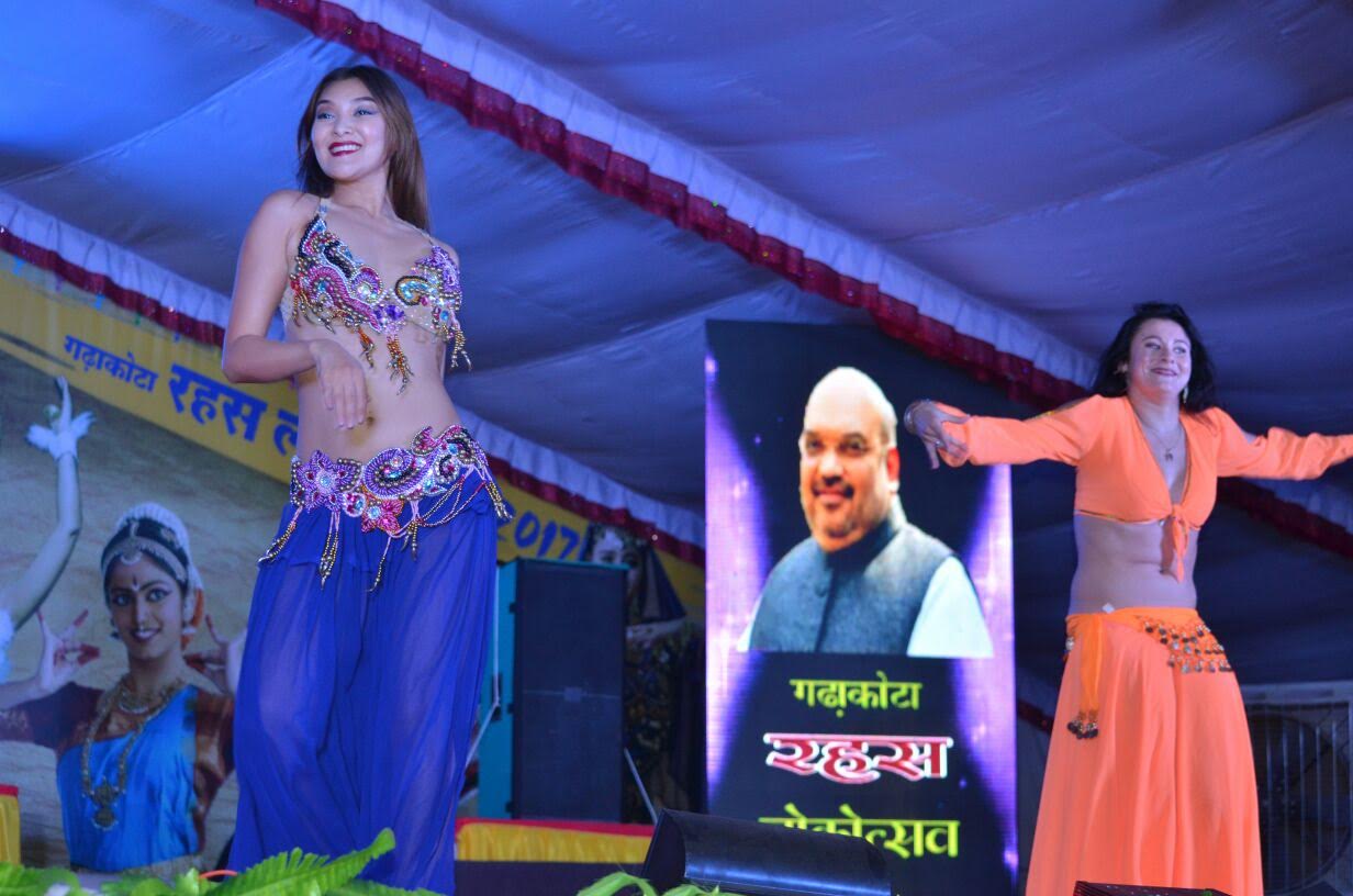 मंत्री ने करवाया अश्लील डांस 