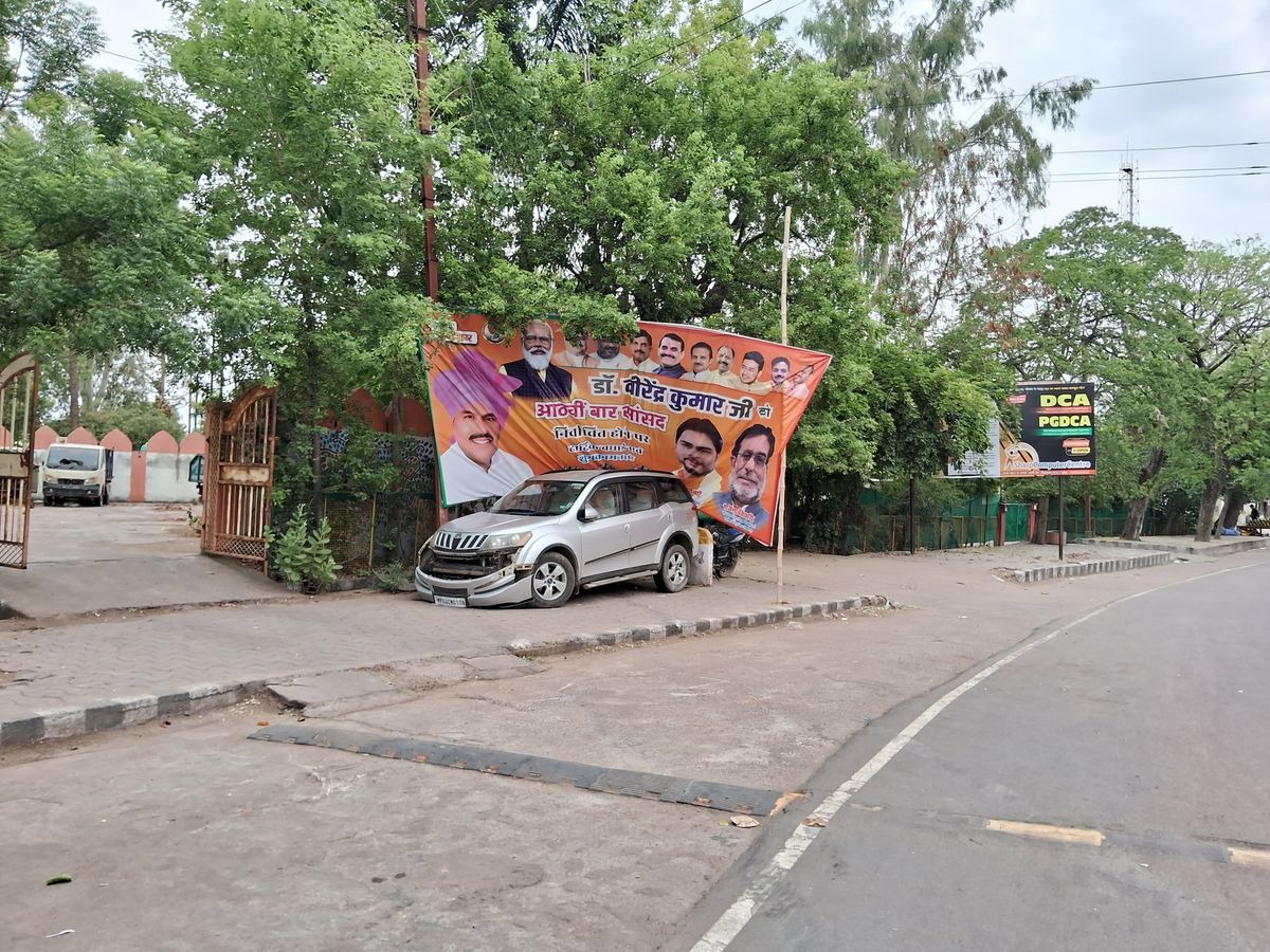 tikamgarh, Speeding XUV car , footpath