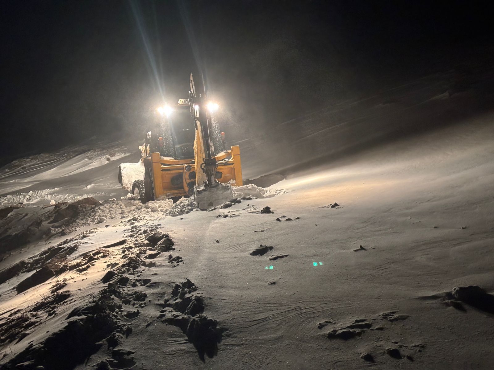 shimla, Eight people trapped , snowstorm 