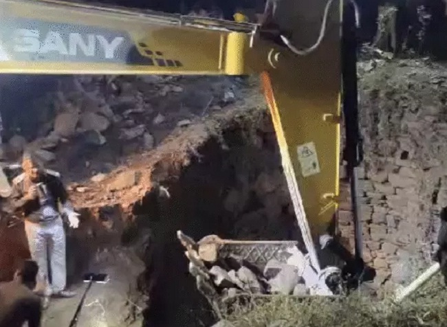 chindwara,   three laborers buried , well collapse 