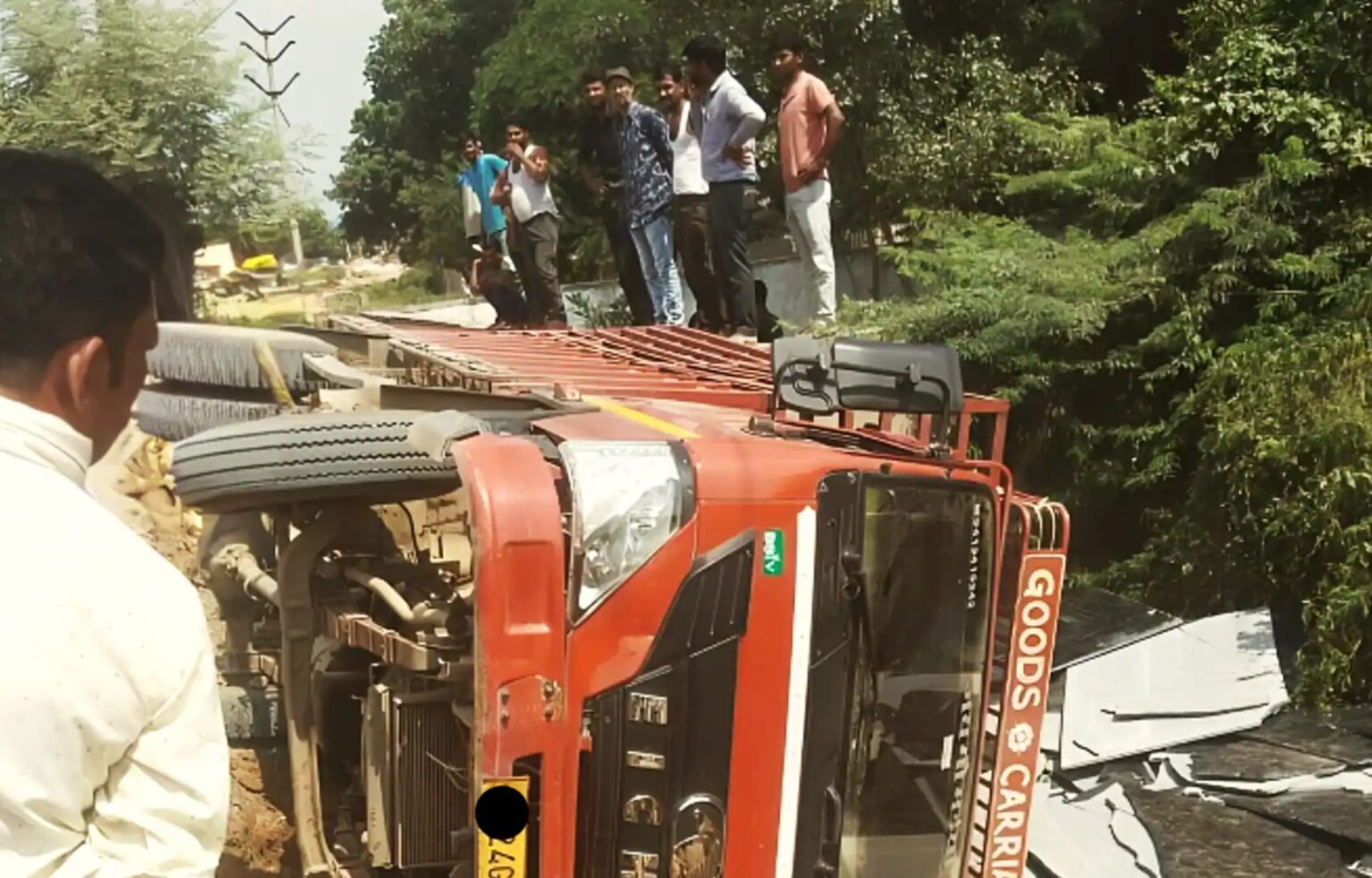 chennai, Truck falls  , driver dies