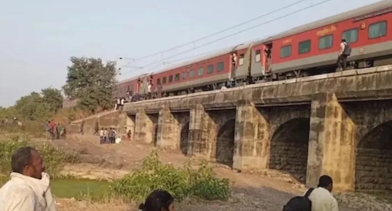 bhopal, 54 passengers boarded,division issued helpline numbers