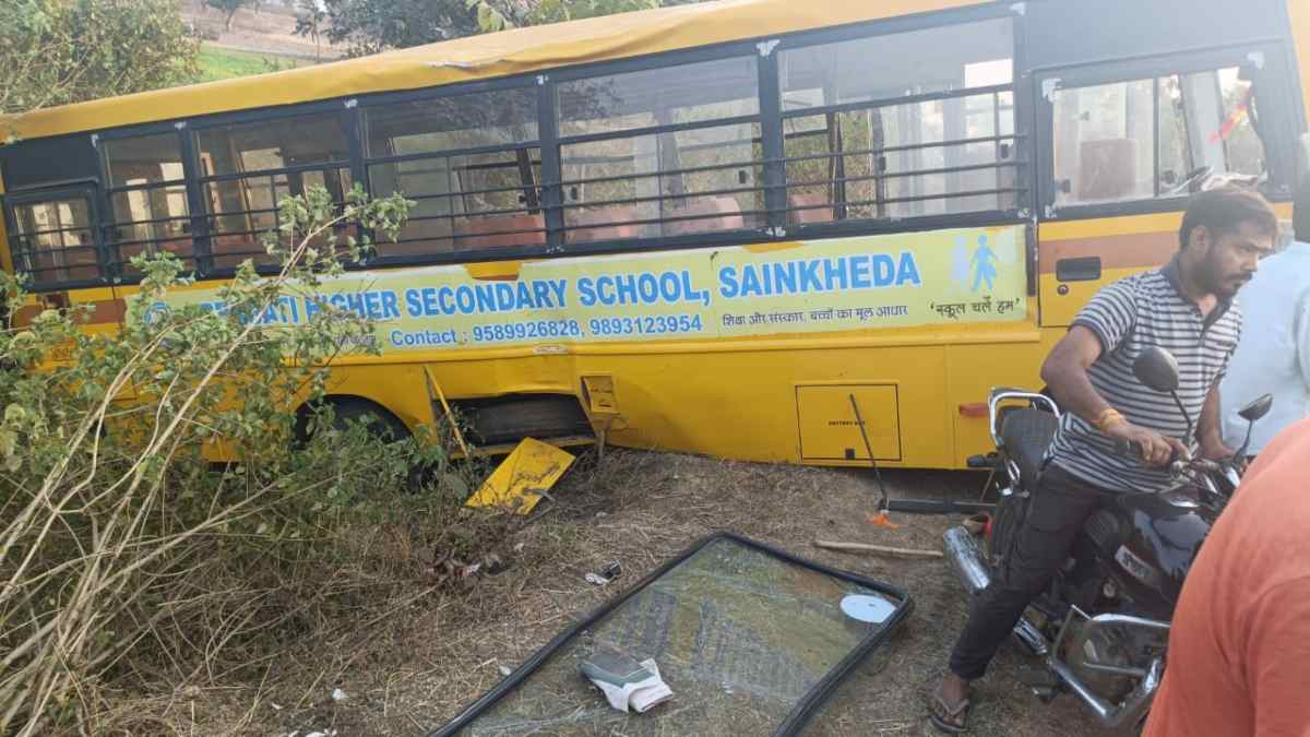 Betul, bus , school children  