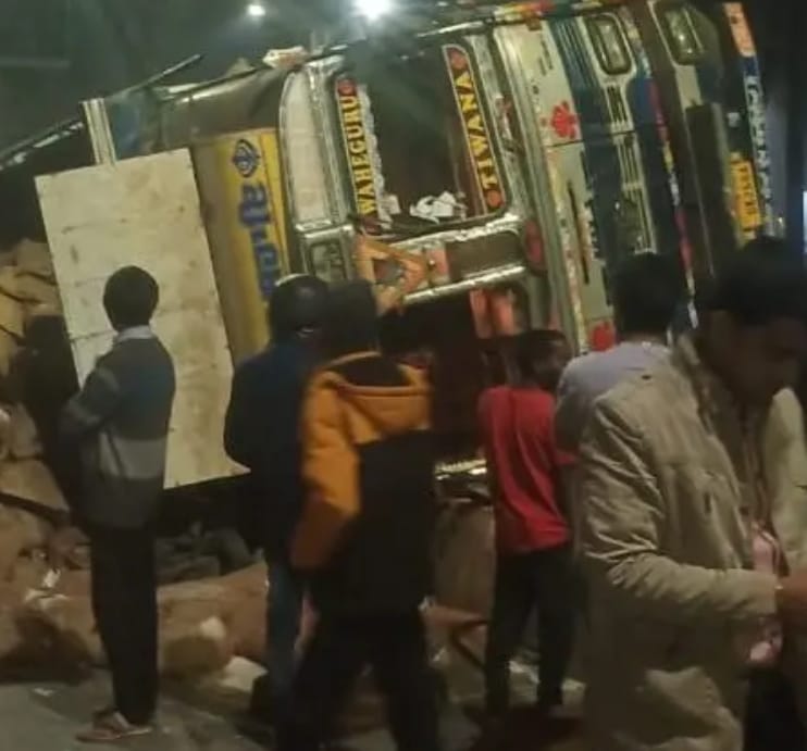 jabalpur,   16-wheeler truck ,overturned