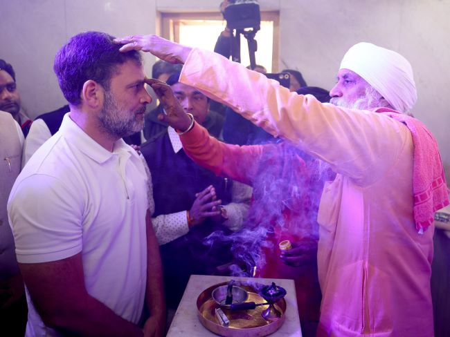 new delhi, Rahul Gandhi ,offered prayers  