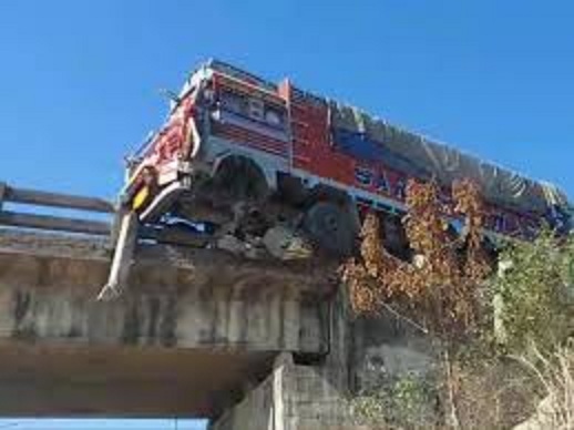 damoh,  truck broke the railing,Sunar river