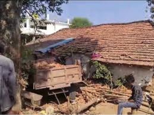   Chhindwara,  tractor loaded with bricks, rammed into a house