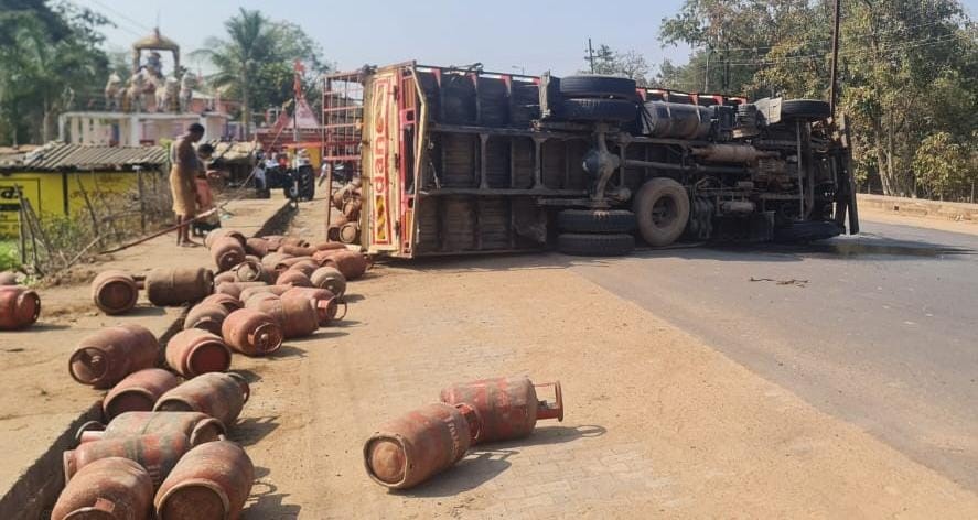 dhamtari, Driver dies,gas cylinders overturns