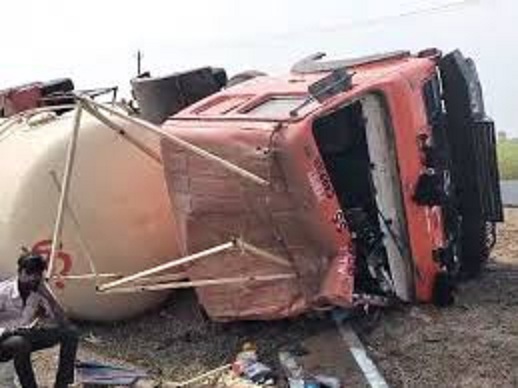 shivpuri, tanker full of LPG ,overturned  