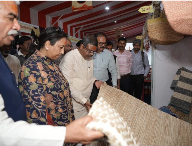 mahakumbhnagar, Products of local artisans, Dharmendra Pradhan