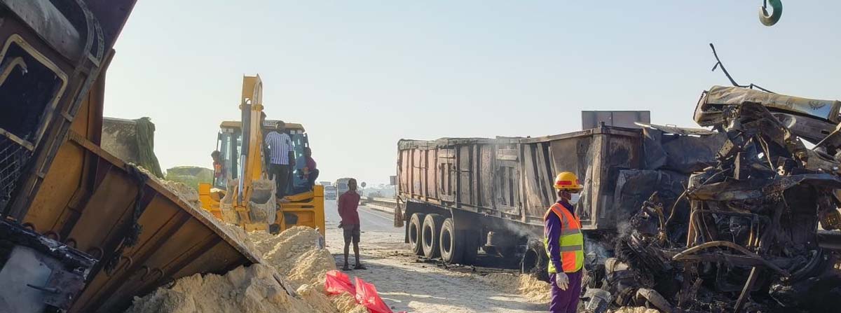 shivpuri,While overtaking, two trucks  