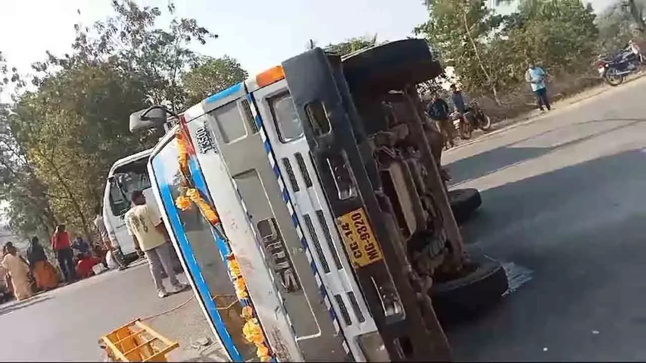 korba, 23 people injured , overturns in Janjgir