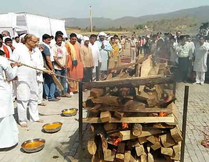 अनिल दवे का बांद्राभान में अंतिम संस्कार 