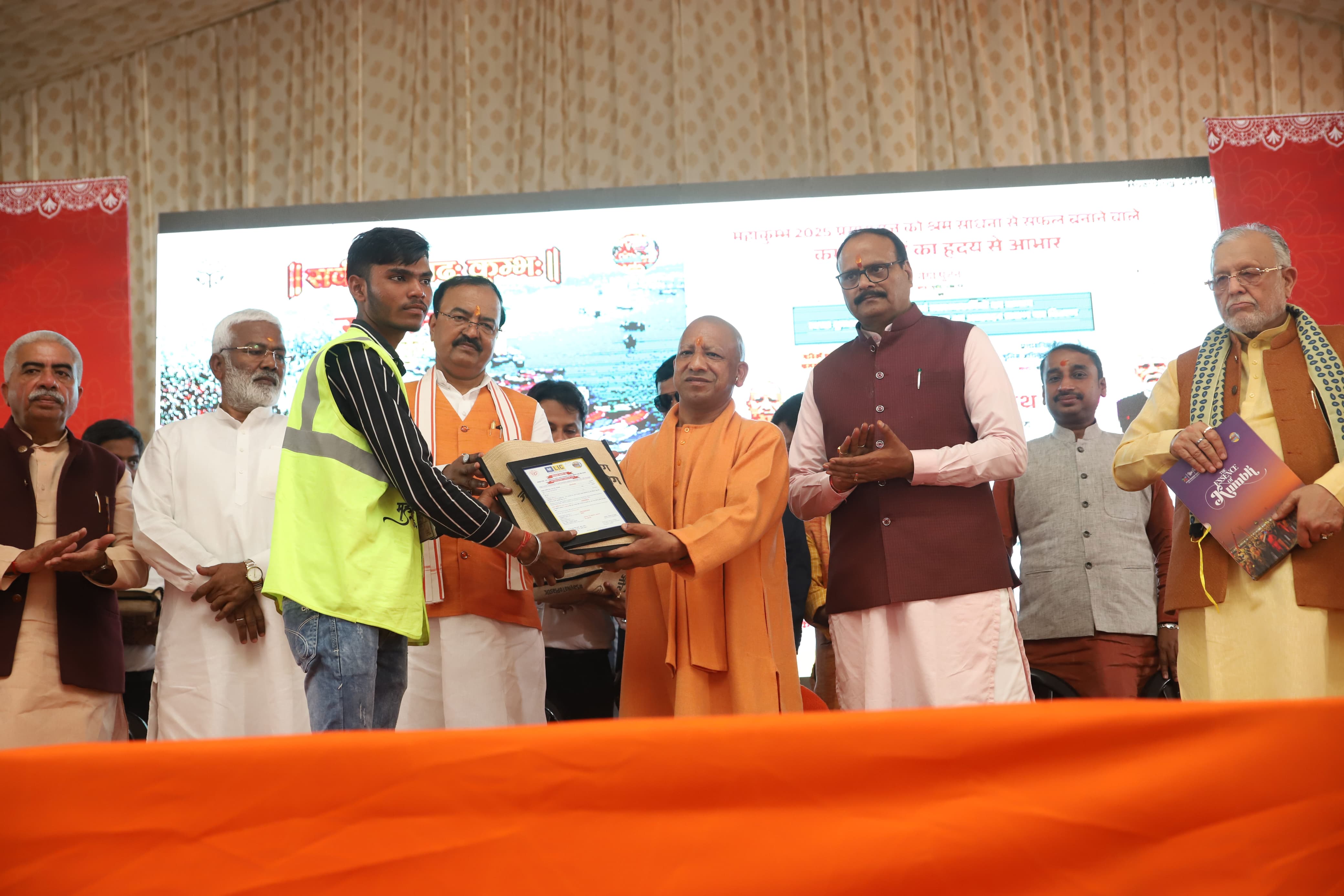 mahakumbhnagar,10 thousand bonus, sanitation workers  