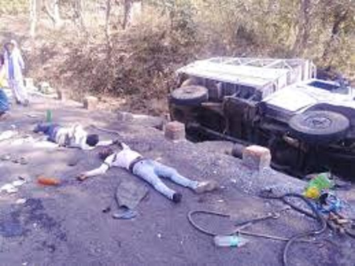 narsihpur,   pickup labourers overturned , one woman died