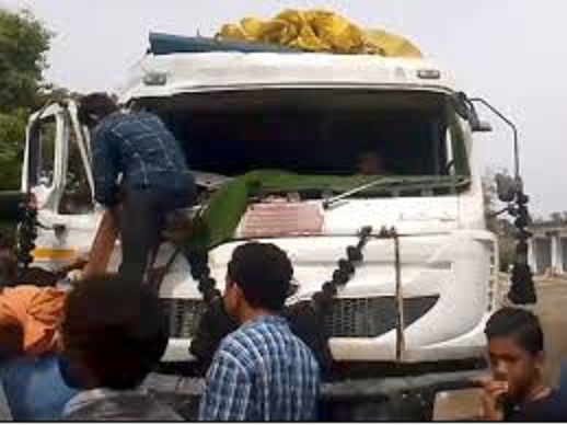 singroli,Two trucks collide, one driver seriously injured