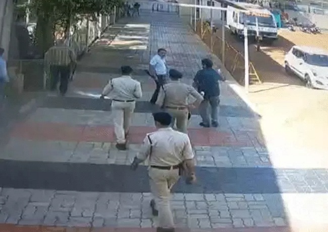 bhopal, Bomb threat, two schools 