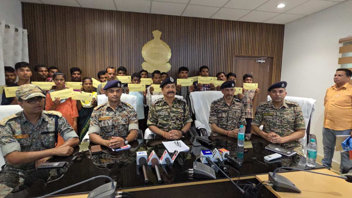 raipur,  22 Naxalites surrendered , Bijapur