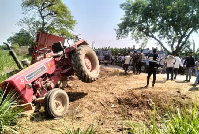 burhanpur, Driver dies , tractor-trolley overturns