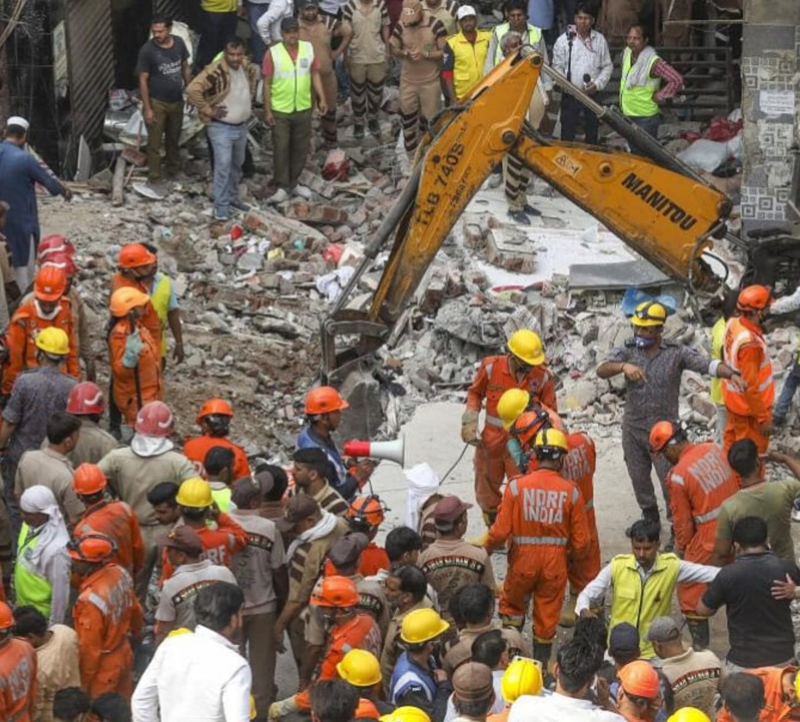 new delhi,   family died, building collapse 