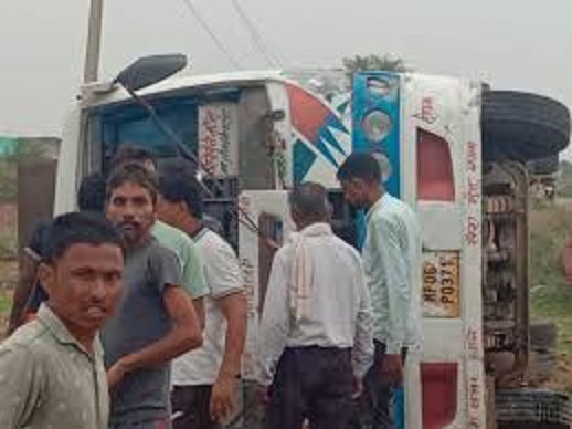 morena,  bus lost control , overturned 