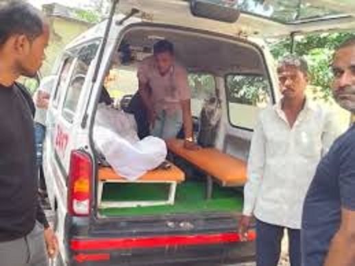 neemuch, Loading pickup truck , farmer died