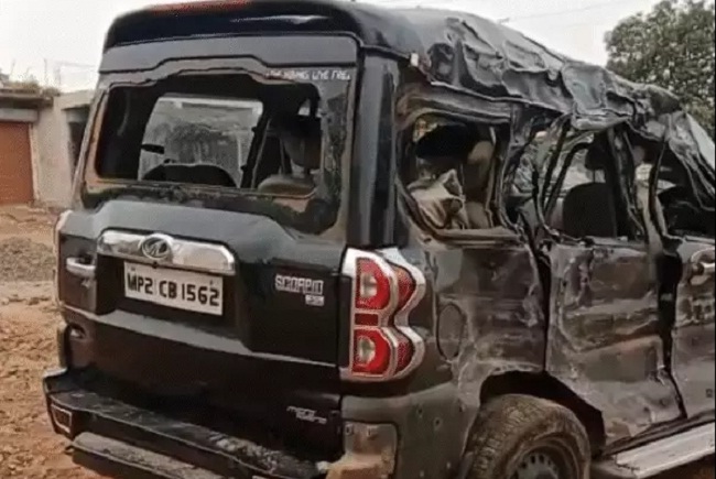 katni,  truck hit , Scorpio  