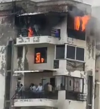 new delhi, Three killed ,Dwarka apartment  