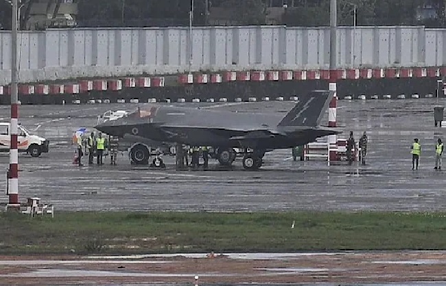 new delhi, British Navy fighter aircraft ,emergency landing  