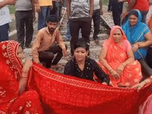 satna, Women protested ,railway tracks 
