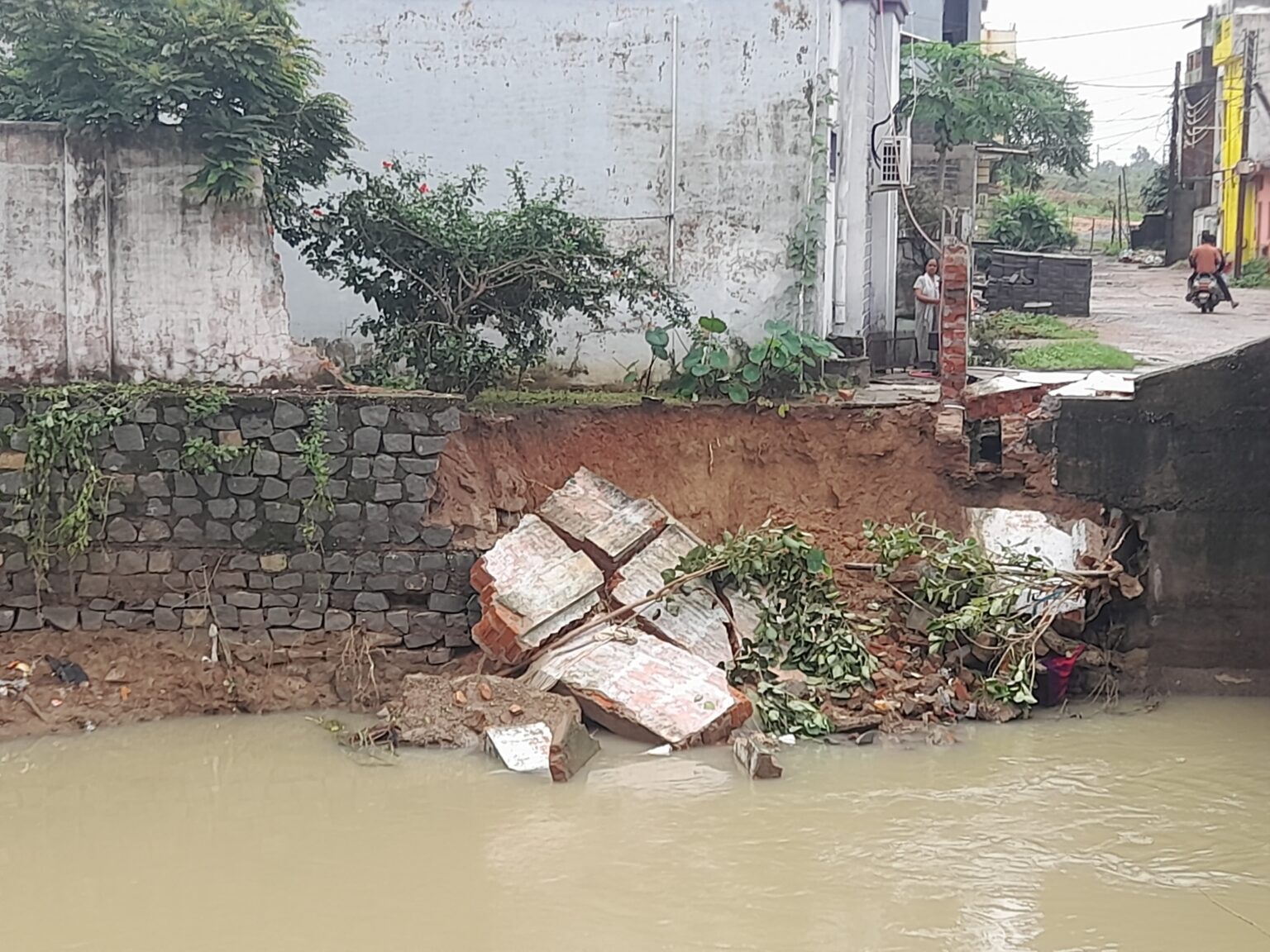 raigarh, Due to heavy rains, water filled 