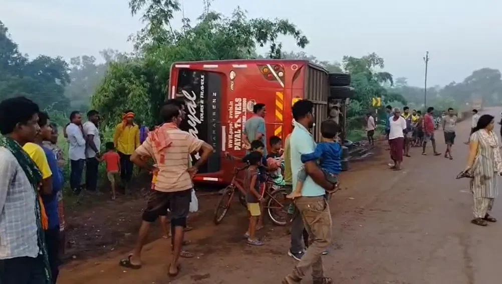 balod,   passenger bus , CRPF personnel overturned
