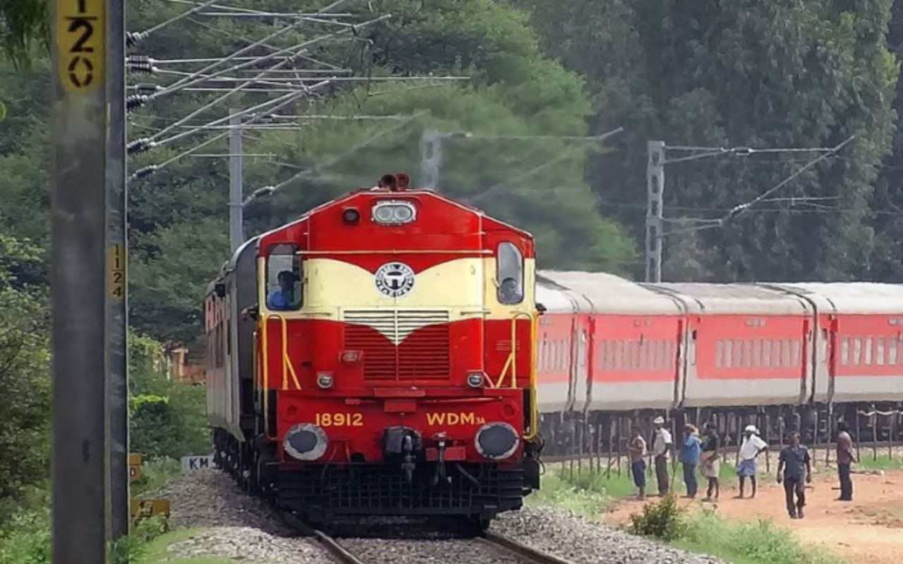 Gwalior , Indian Railways,   offers ,  major gift ,  Magh Mela . prayagraj 