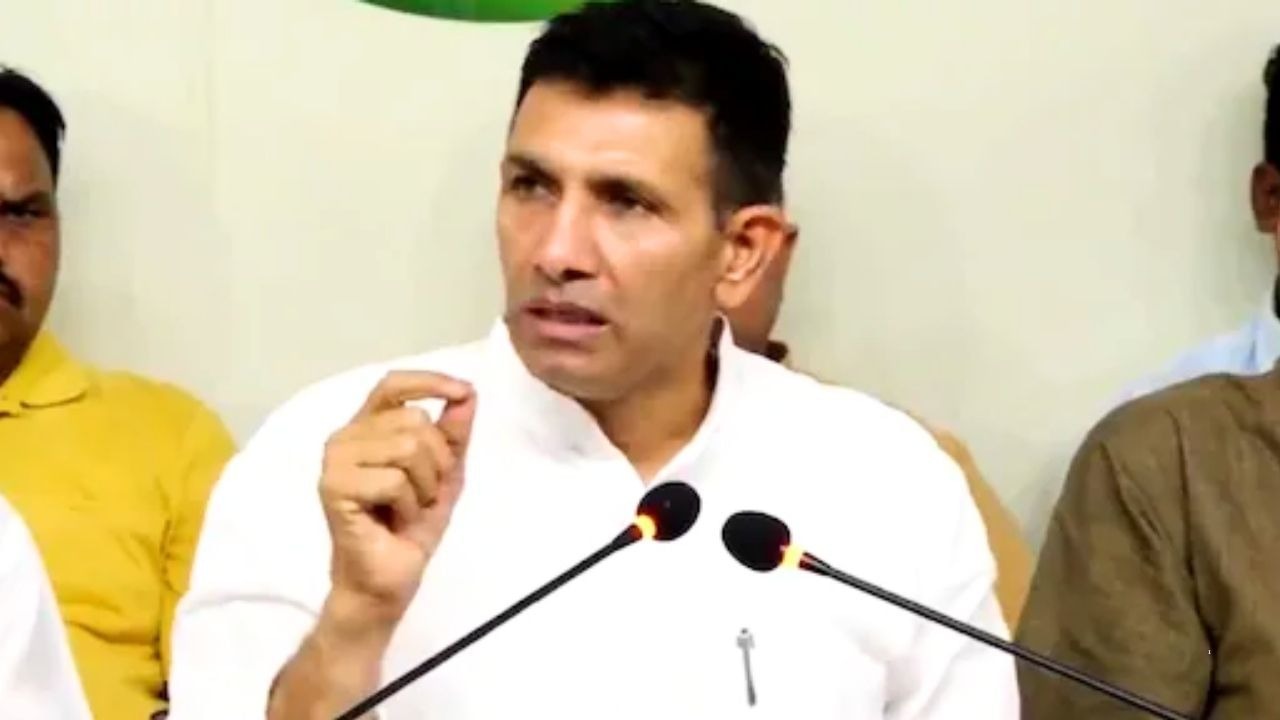   Indore,Congress party ,strongly protested, against the deaths caused by contaminated water