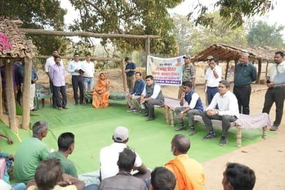 Collector Kunal Dudawat listened to the problems of the villagers and assured them of a solution.