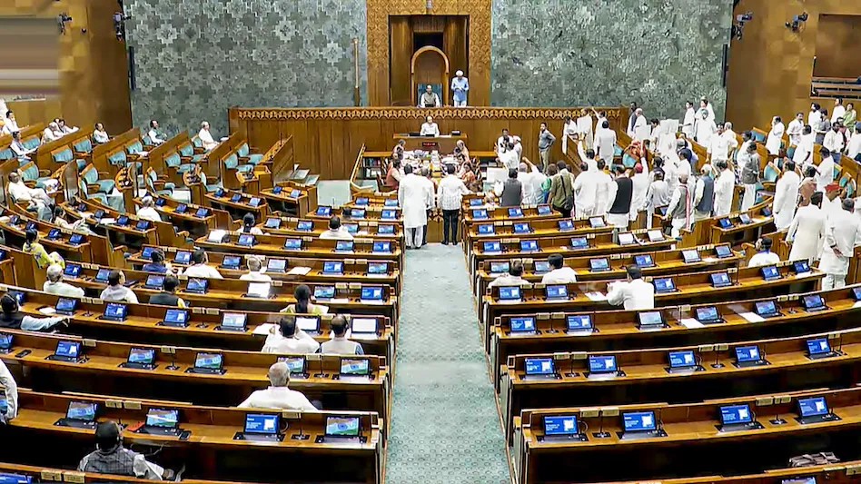 New Dehli ,  Lok Sabha , revokes , suspension ,8 opposition MPs