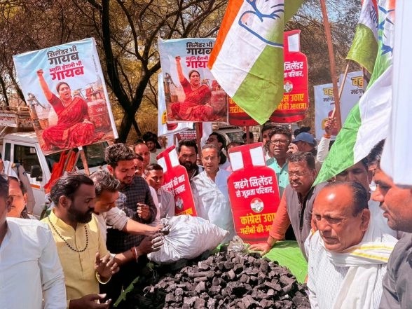 Bhopal , Congress protest  , distributing free coal , shopkeepers , LPG 