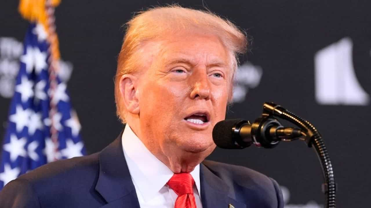 Trump claims , Iran ,  ready , hand over uranium