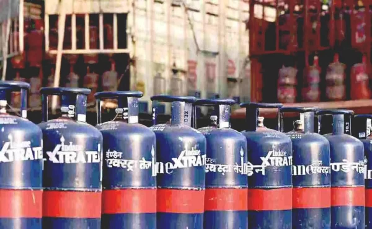 Commercial gas cylinders ,MP ,costlier by ₹993, impacting wedding season , hotel business.