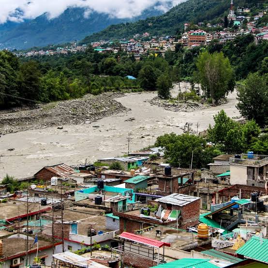 Monsoon, country: landslides disrupt travel, Uttarakhand,  sea, Mumbai.