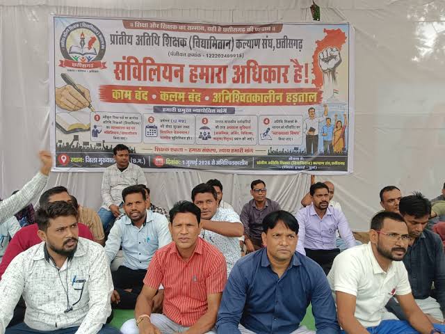 Guest teachers , demanding merger; Congress extends support