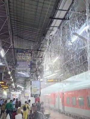 Raipur Railway Station , heavy rain: water dripped,platform