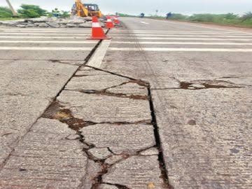 Cracks, four-lane road , develop, four year