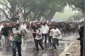 Lathi-charge,  protesters, Jantar Mantar; tension escalates , Parliament march