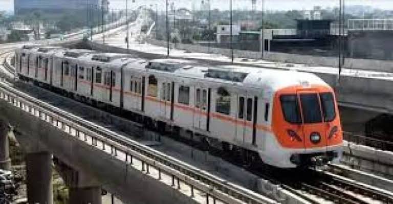 Bhopal Metro ,starting today: trains , 15 minutes.