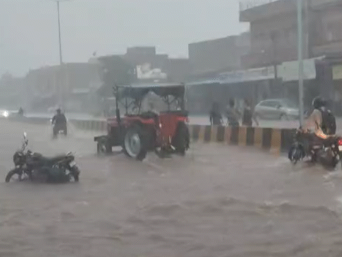 Rain ,country, 5 deaths ,Gujarat, 61 lives ,Assam
